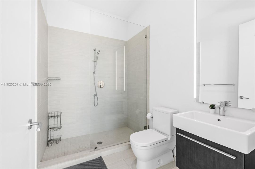 合同活跃: $3,500,000 (3 贝兹, 3 浴室, 2022 平方英尺)