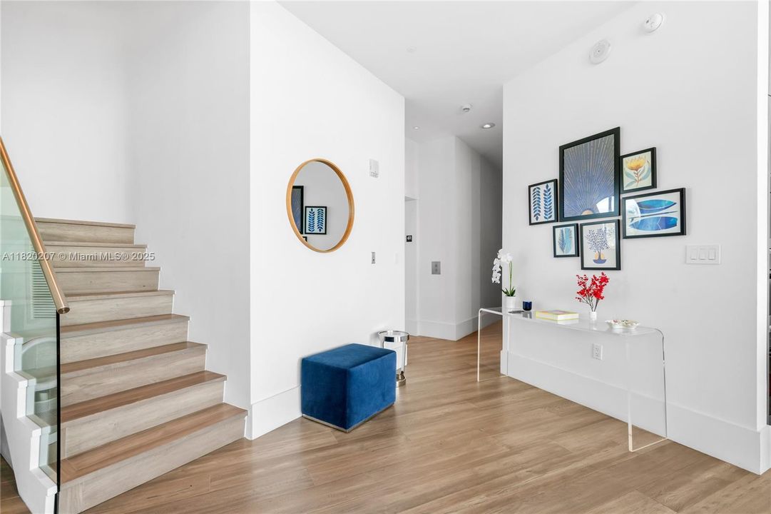 合同活跃: $3,500,000 (3 贝兹, 3 浴室, 2022 平方英尺)