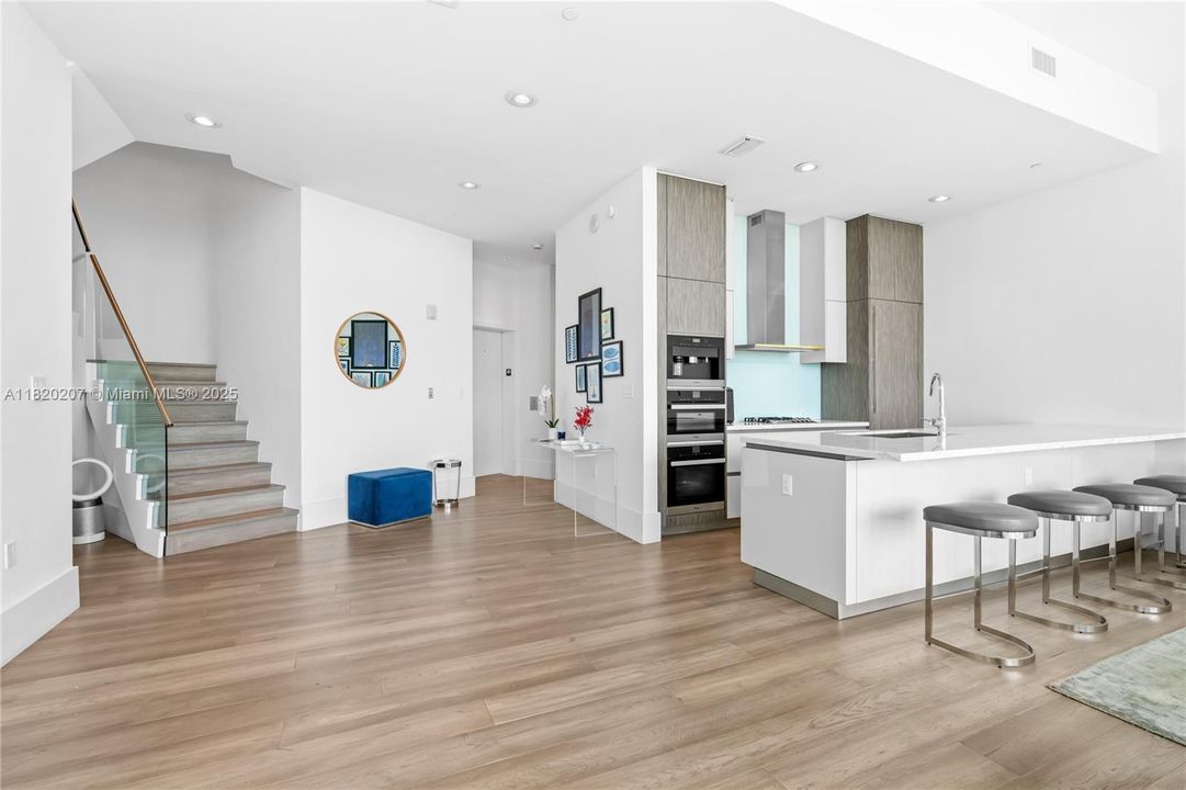 合同活跃: $3,500,000 (3 贝兹, 3 浴室, 2022 平方英尺)