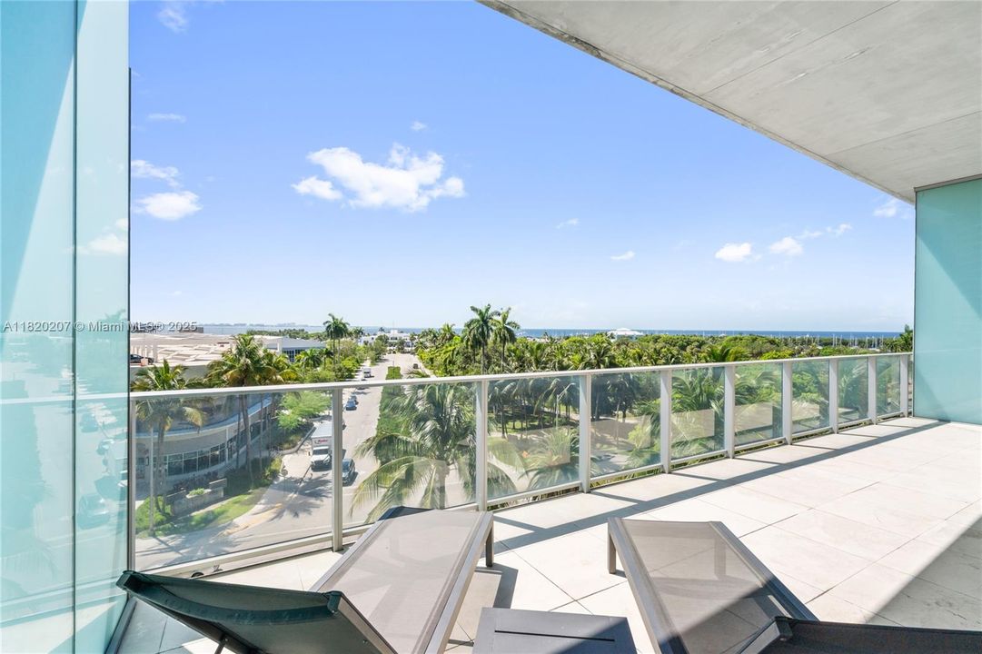 合同活跃: $3,500,000 (3 贝兹, 3 浴室, 2022 平方英尺)