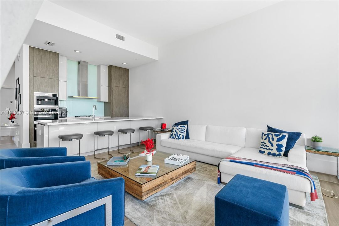 合同活跃: $3,500,000 (3 贝兹, 3 浴室, 2022 平方英尺)