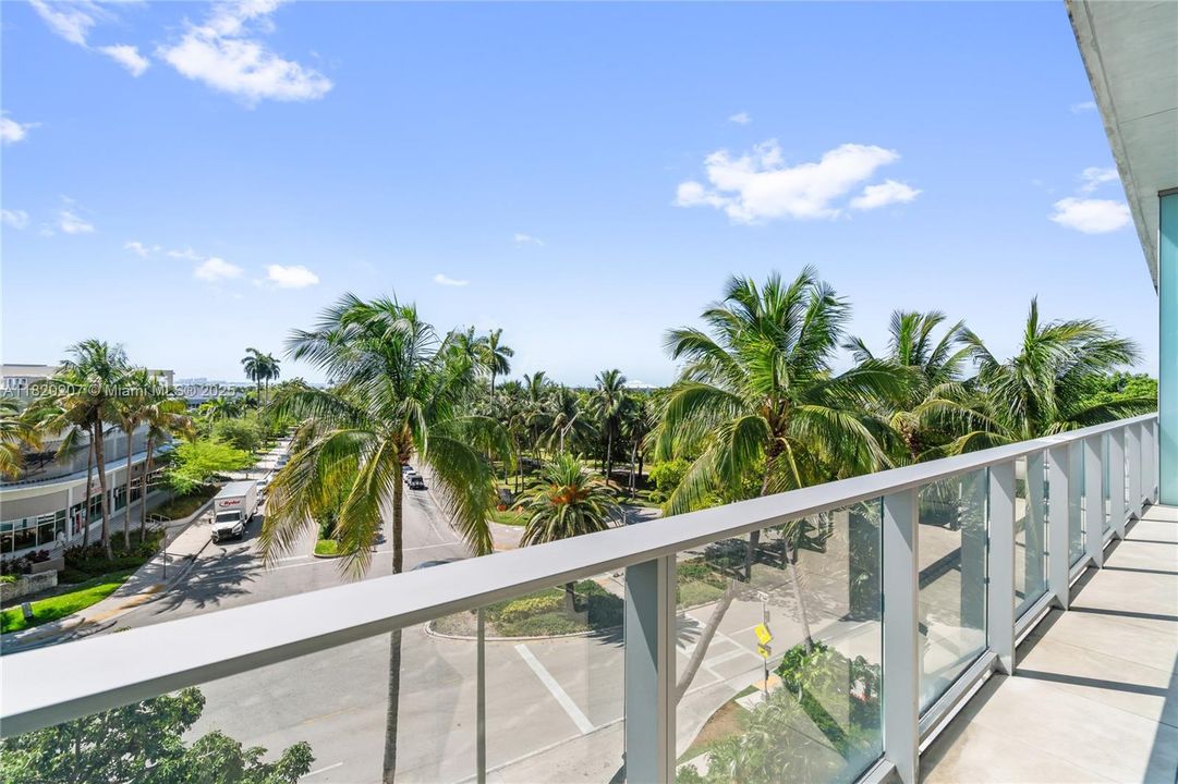 合同活跃: $3,500,000 (3 贝兹, 3 浴室, 2022 平方英尺)