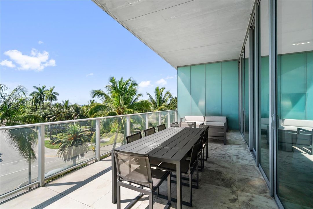 合同活跃: $3,500,000 (3 贝兹, 3 浴室, 2022 平方英尺)