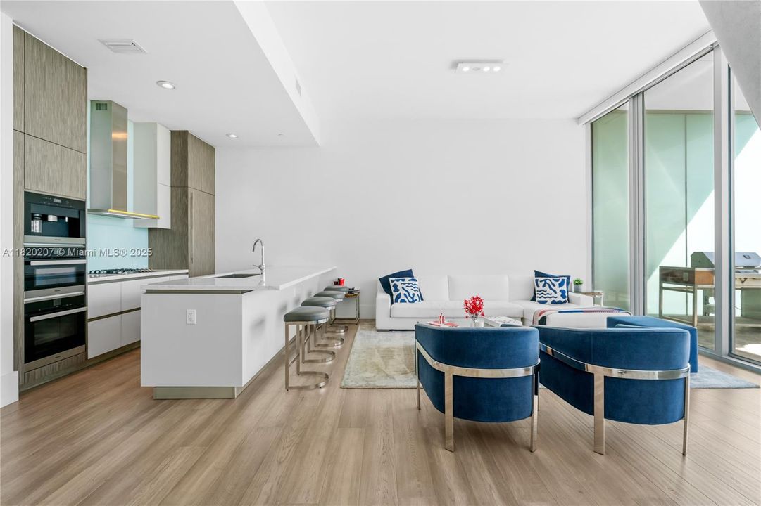 合同活跃: $3,500,000 (3 贝兹, 3 浴室, 2022 平方英尺)