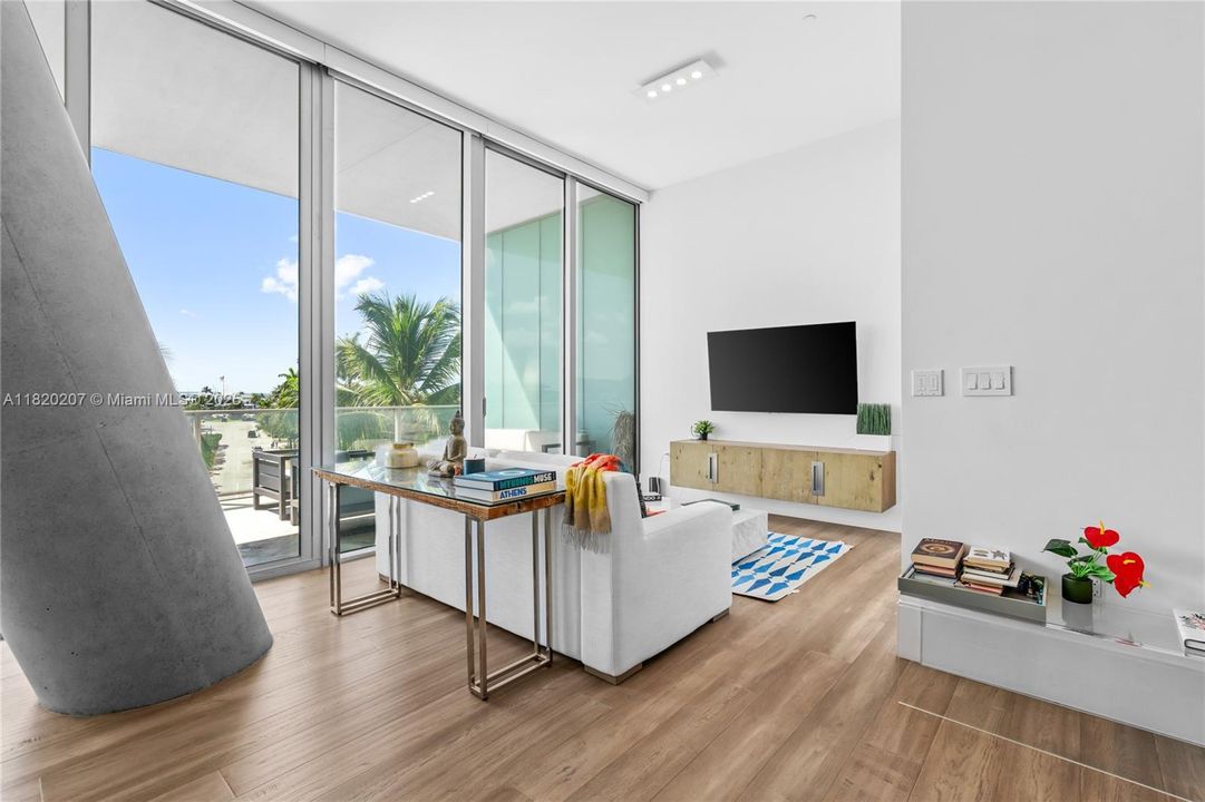 合同活跃: $3,500,000 (3 贝兹, 3 浴室, 2022 平方英尺)