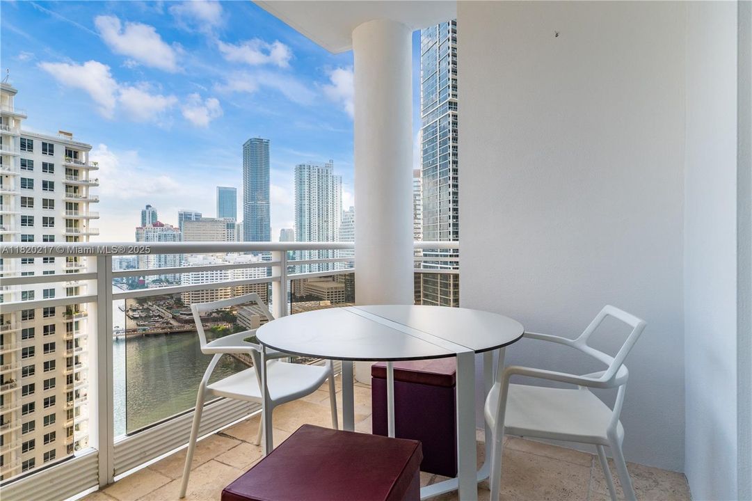 待售: $760,000 (1 贝兹, 1 浴室, 1076 平方英尺)