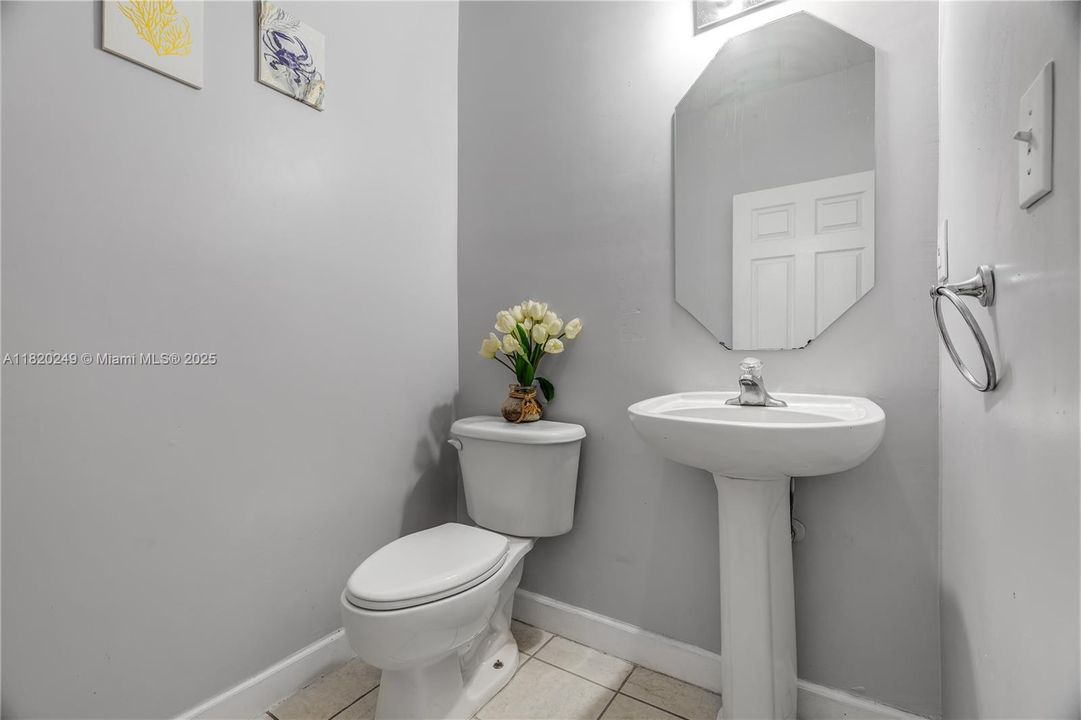 Vendido Recientemente: $420,000 (4 camas, 2 baños, 1698 Pies cuadrados)