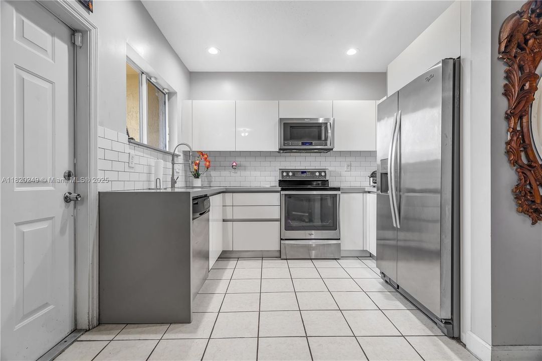 Vendido Recientemente: $420,000 (4 camas, 2 baños, 1698 Pies cuadrados)