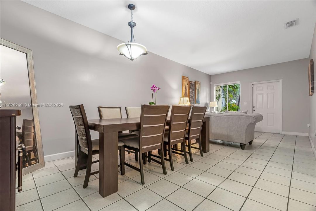 Vendido Recientemente: $420,000 (4 camas, 2 baños, 1698 Pies cuadrados)