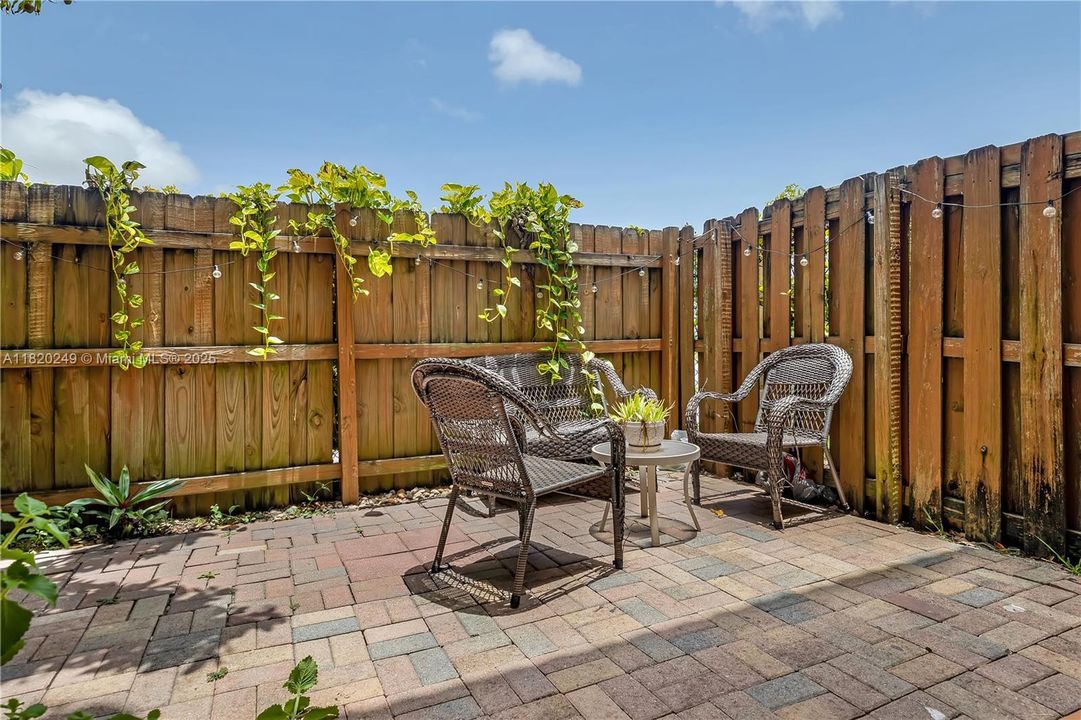 Vendido Recientemente: $420,000 (4 camas, 2 baños, 1698 Pies cuadrados)