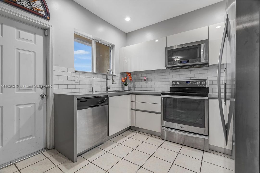 Vendido Recientemente: $420,000 (4 camas, 2 baños, 1698 Pies cuadrados)