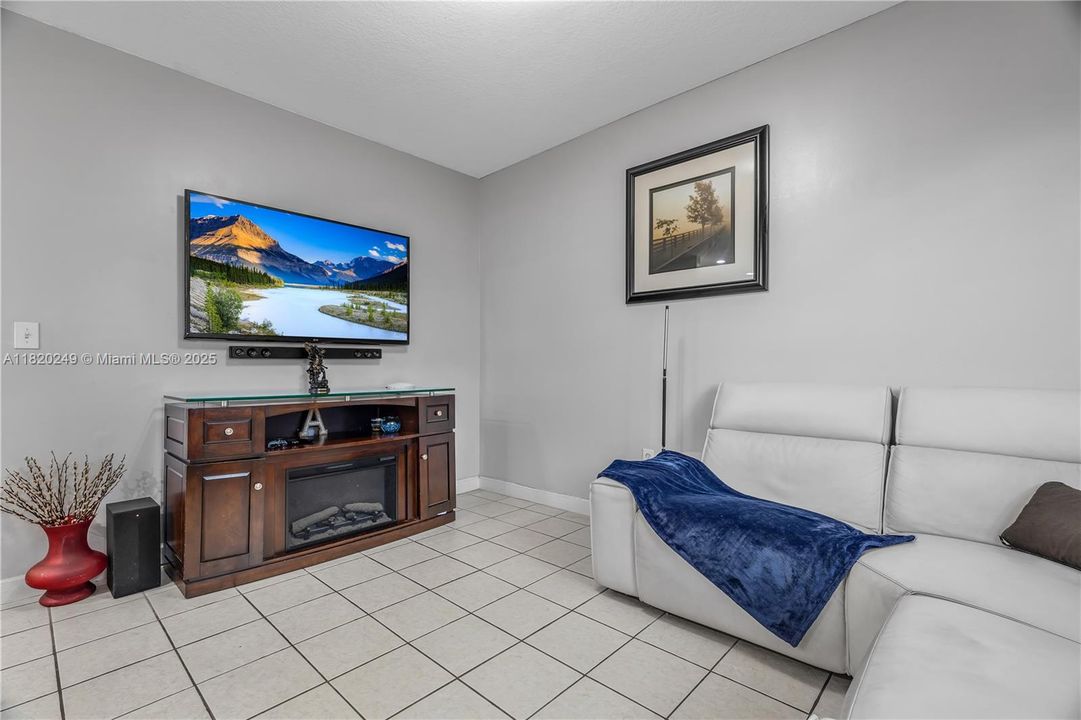 Vendido Recientemente: $420,000 (4 camas, 2 baños, 1698 Pies cuadrados)