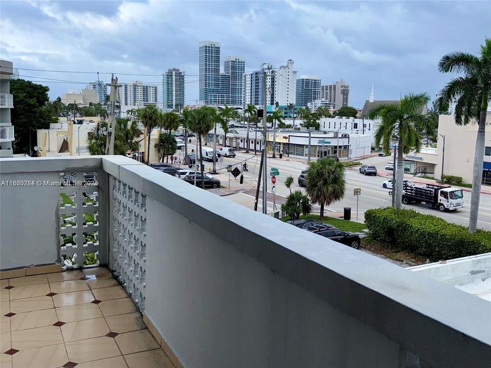 Под контрактом: $300,000 (1 спален, 1 ванн, 865 Квадратных фут)