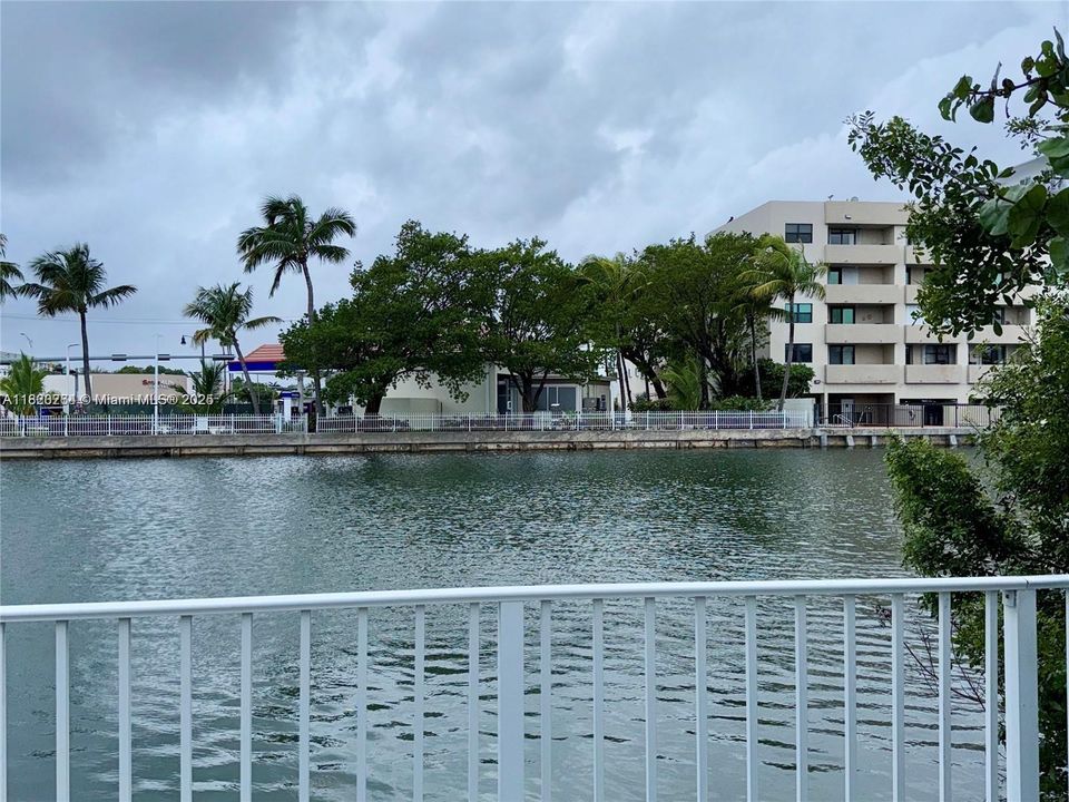 Под контрактом: $300,000 (1 спален, 1 ванн, 865 Квадратных фут)