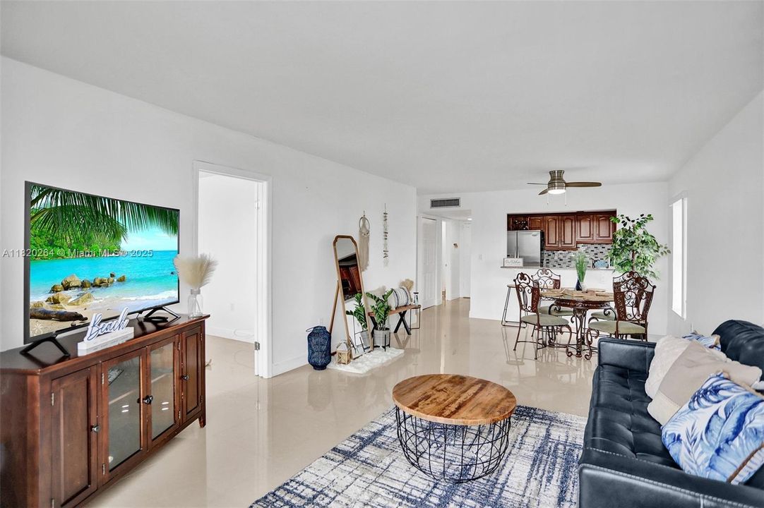 Под контрактом: $300,000 (1 спален, 1 ванн, 865 Квадратных фут)