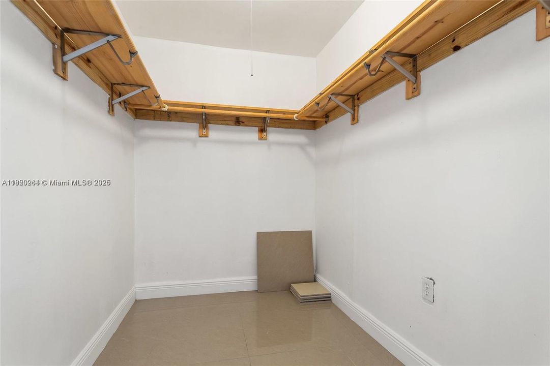 Под контрактом: $300,000 (1 спален, 1 ванн, 865 Квадратных фут)