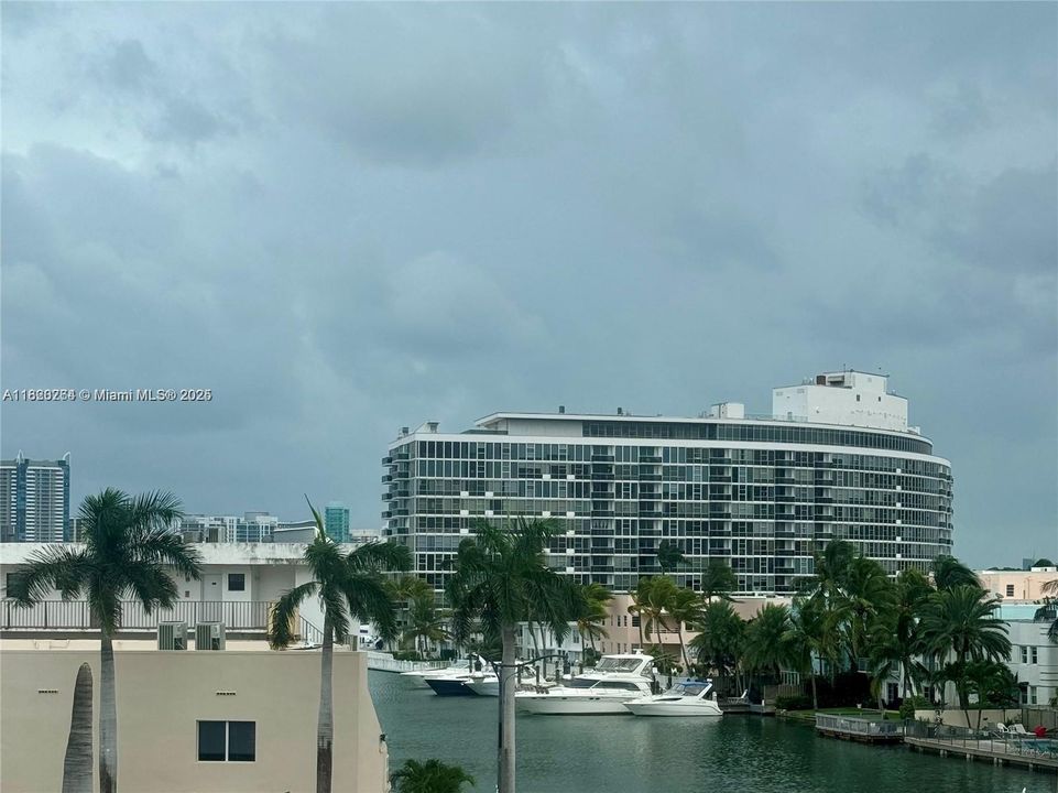 Под контрактом: $300,000 (1 спален, 1 ванн, 865 Квадратных фут)