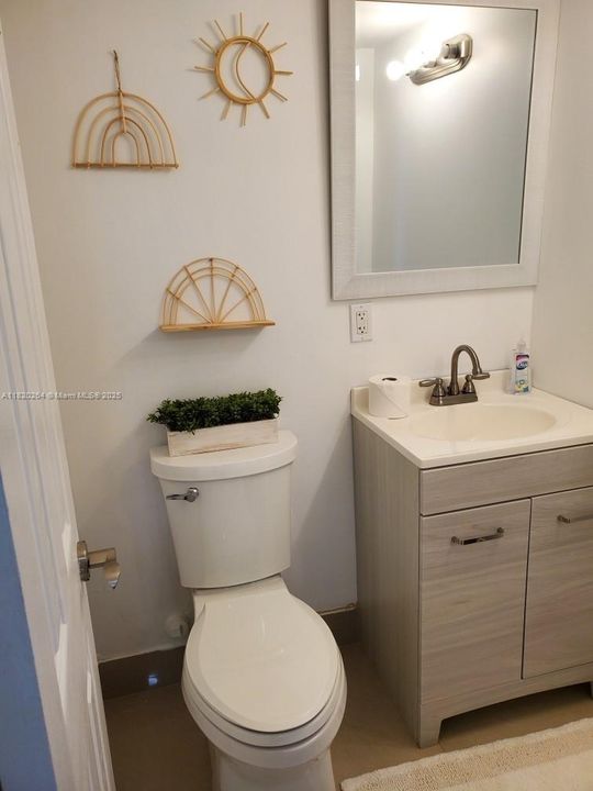 Под контрактом: $300,000 (1 спален, 1 ванн, 865 Квадратных фут)