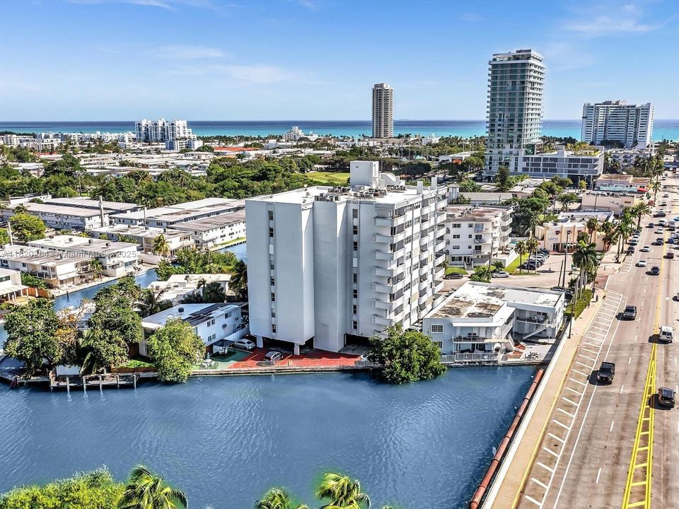 Под контрактом: $300,000 (1 спален, 1 ванн, 865 Квадратных фут)