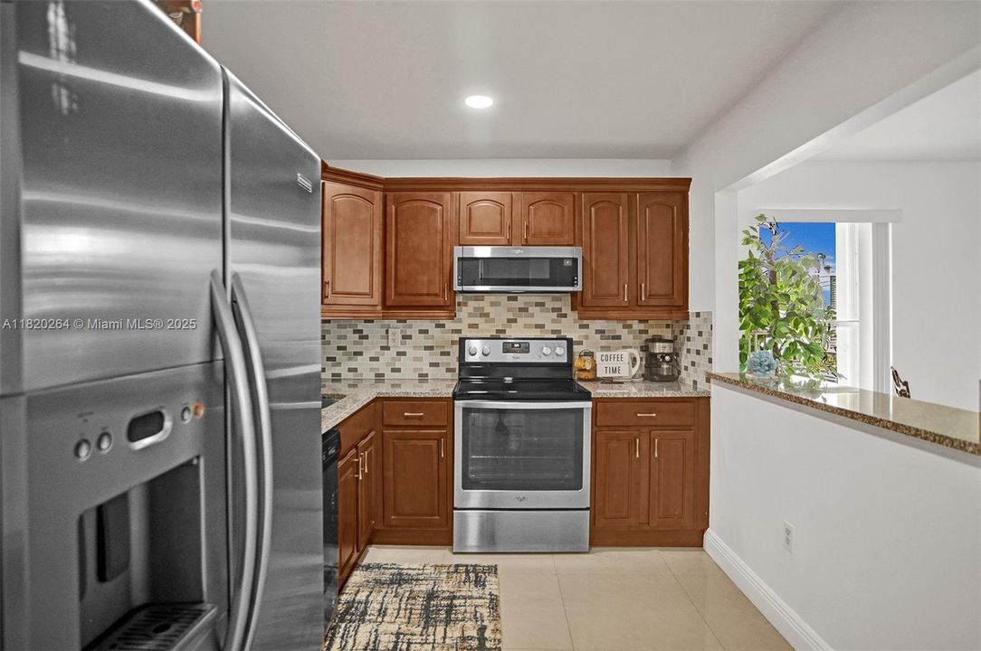 Под контрактом: $300,000 (1 спален, 1 ванн, 865 Квадратных фут)