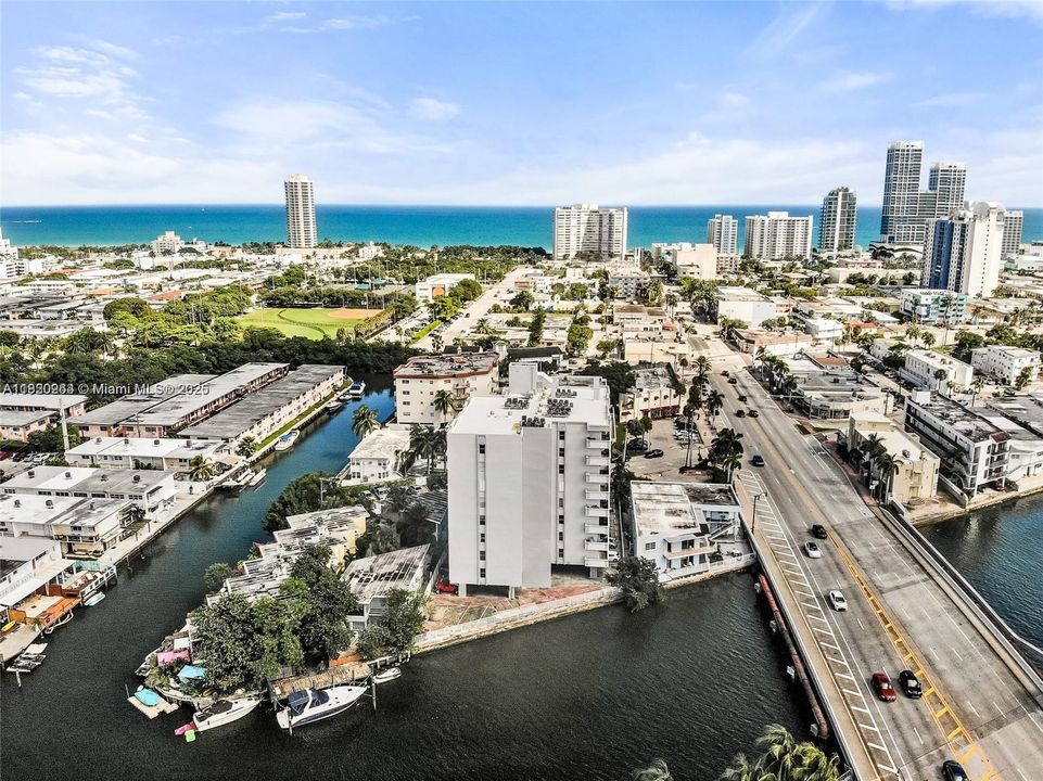 Под контрактом: $300,000 (1 спален, 1 ванн, 865 Квадратных фут)