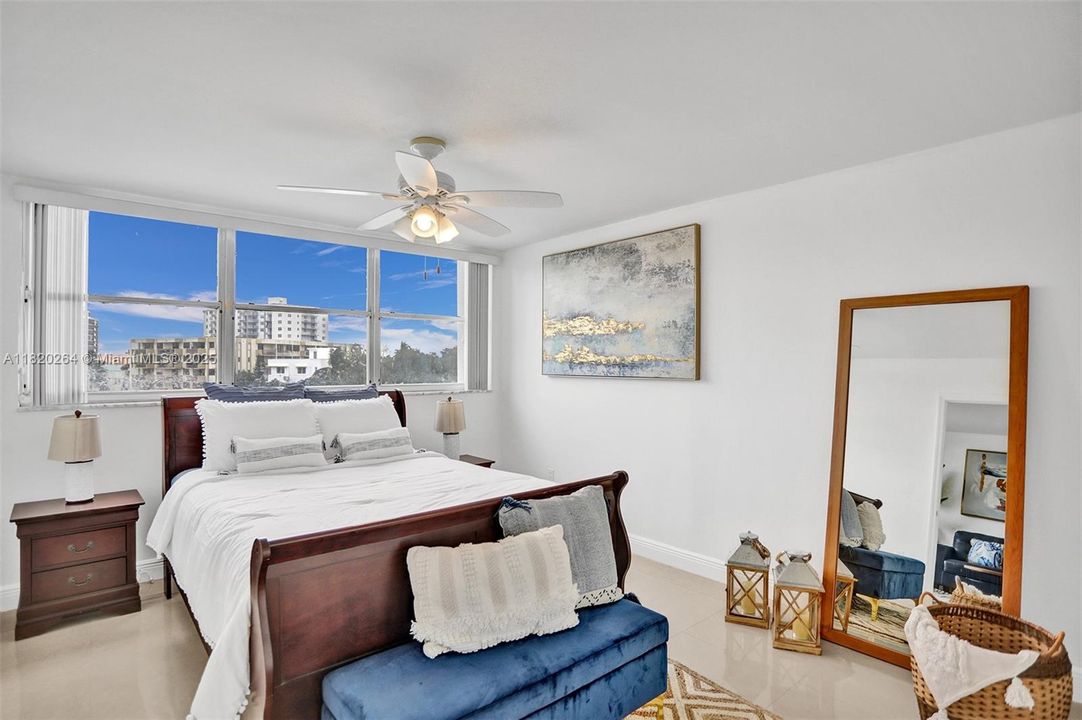 Под контрактом: $300,000 (1 спален, 1 ванн, 865 Квадратных фут)