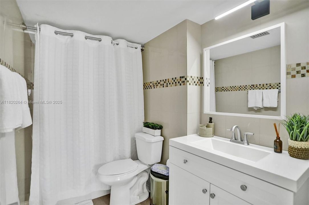 Под контрактом: $300,000 (1 спален, 1 ванн, 865 Квадратных фут)