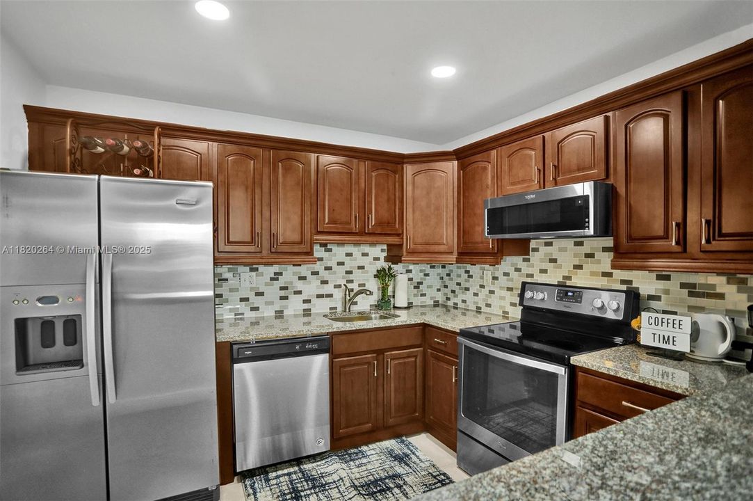 Под контрактом: $300,000 (1 спален, 1 ванн, 865 Квадратных фут)