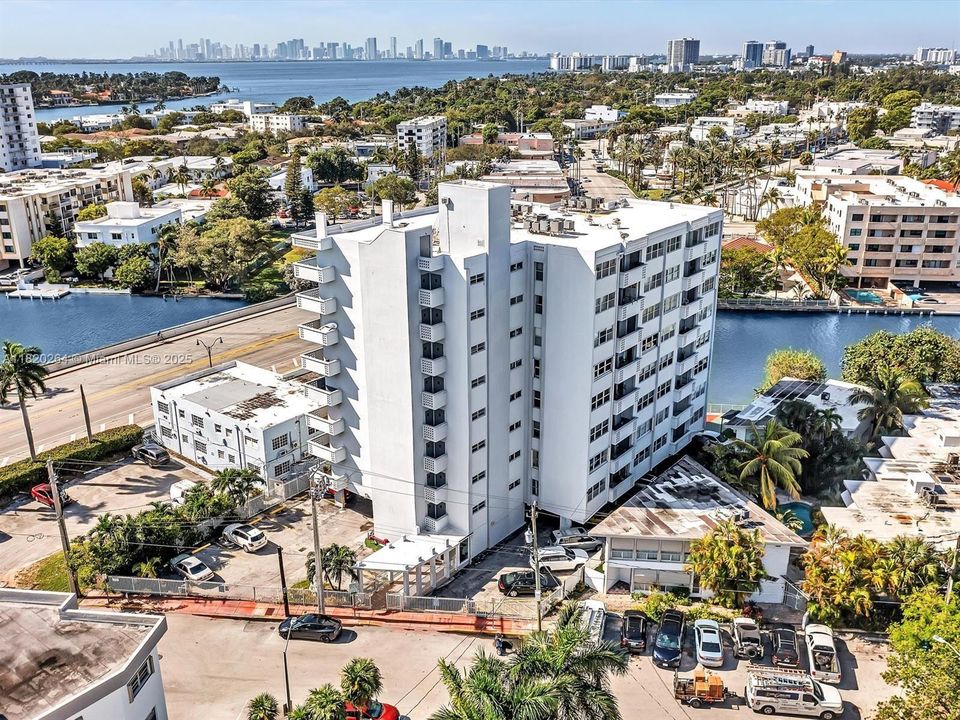 Под контрактом: $300,000 (1 спален, 1 ванн, 865 Квадратных фут)