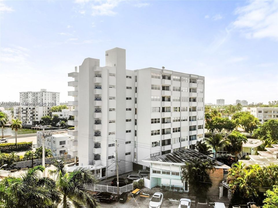 Под контрактом: $300,000 (1 спален, 1 ванн, 865 Квадратных фут)