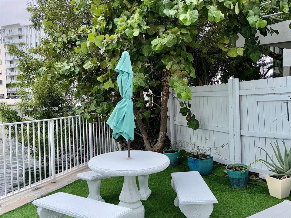 Под контрактом: $300,000 (1 спален, 1 ванн, 865 Квадратных фут)