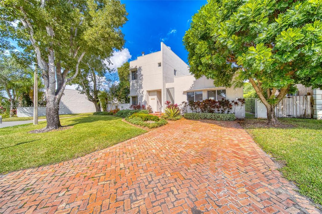 Recently Sold: $1,295,000 (4 beds, 3 baths, 3475 Square Feet)