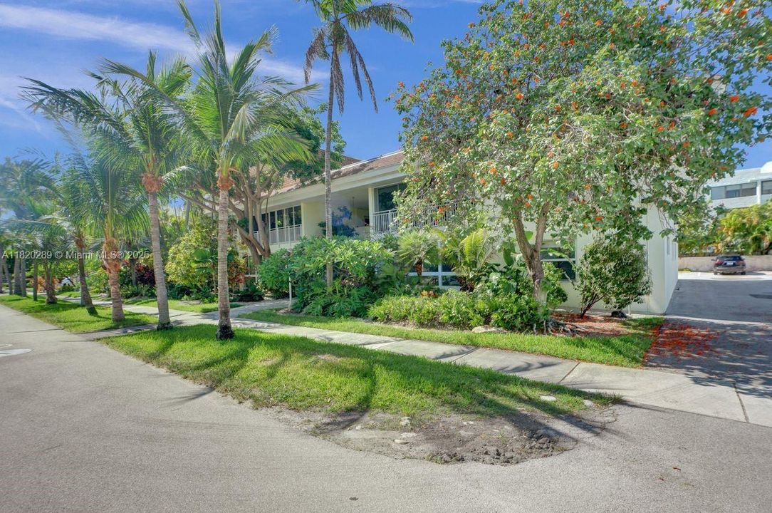 Recently Sold: $749,000 (2 beds, 2 baths, 1250 Square Feet)