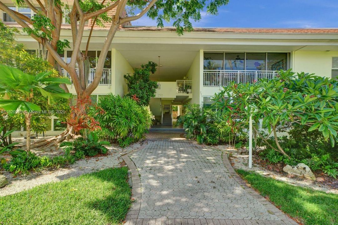 Recently Sold: $749,000 (2 beds, 2 baths, 1250 Square Feet)