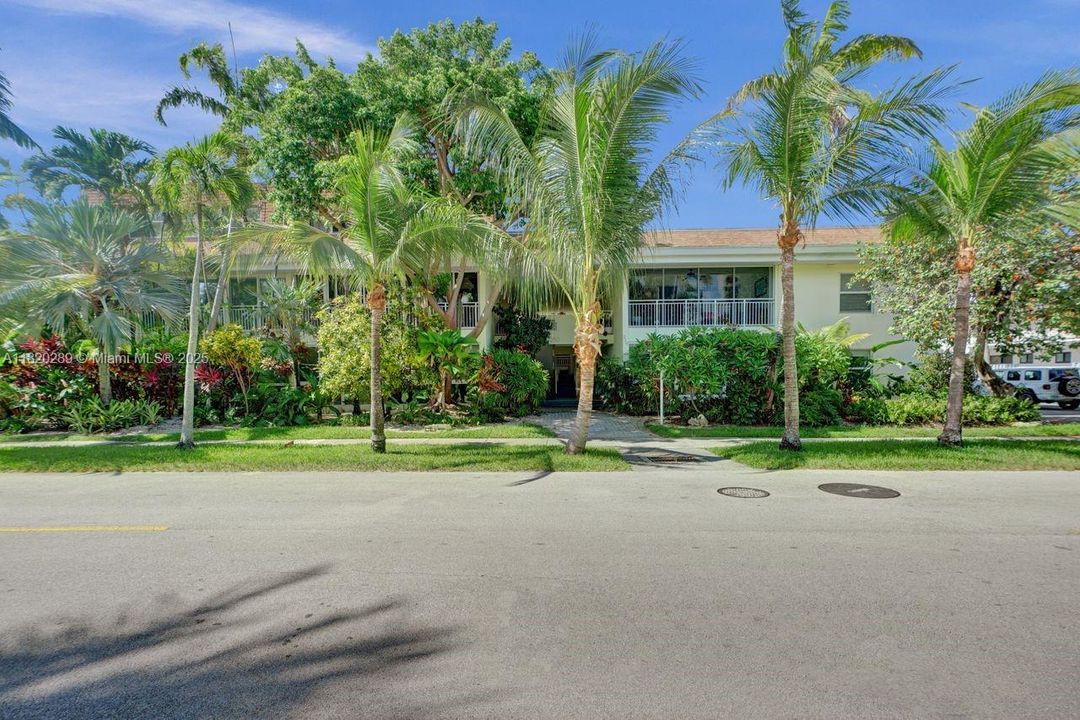 Recently Sold: $749,000 (2 beds, 2 baths, 1250 Square Feet)