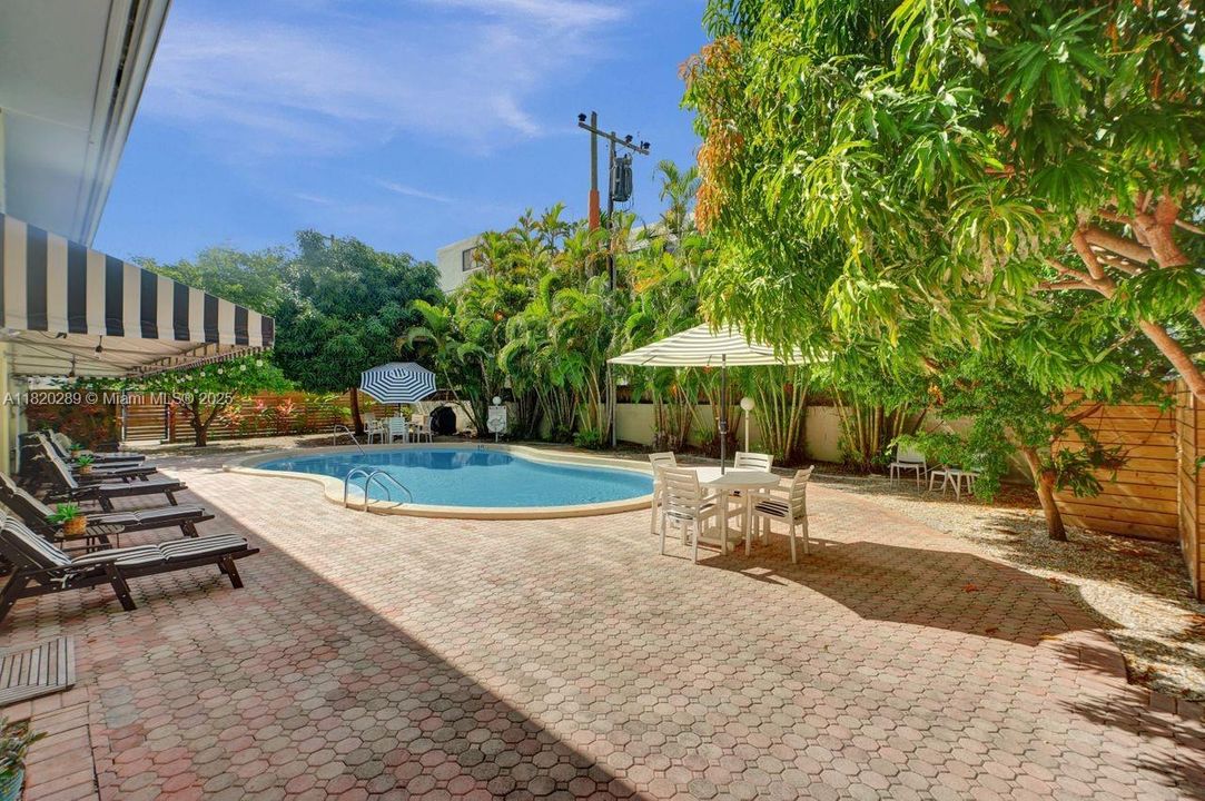 Recently Sold: $749,000 (2 beds, 2 baths, 1250 Square Feet)