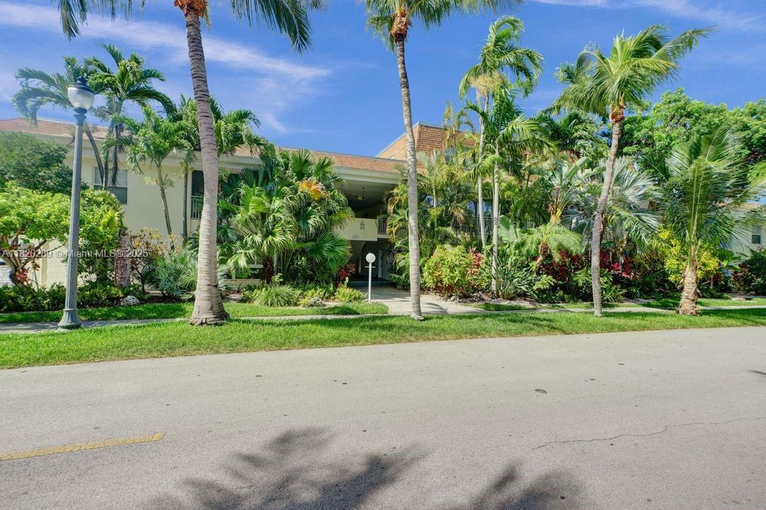 Recently Sold: $749,000 (2 beds, 2 baths, 1250 Square Feet)