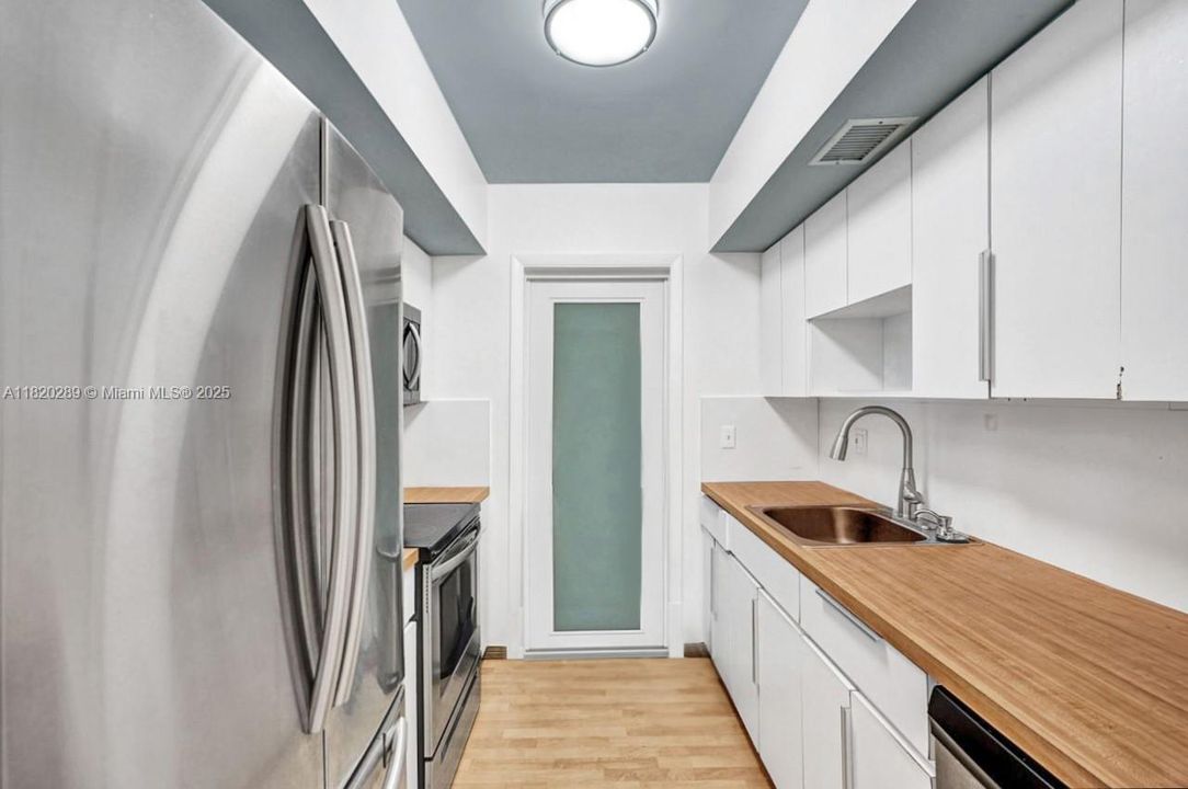 Recently Sold: $749,000 (2 beds, 2 baths, 1250 Square Feet)