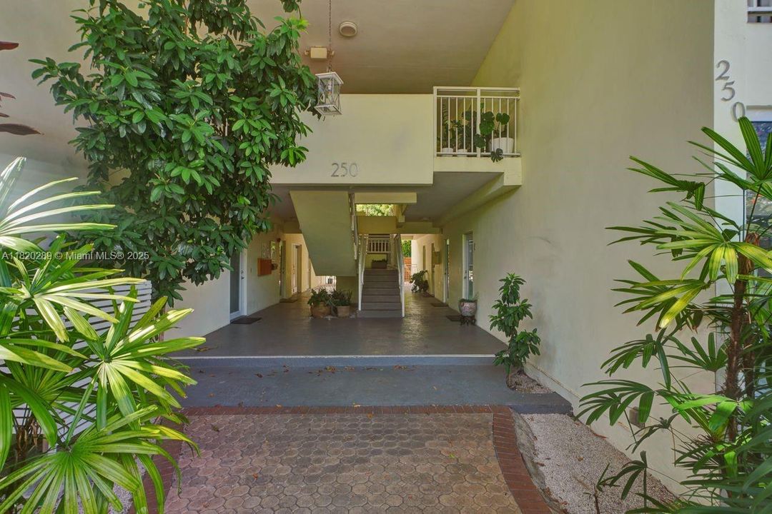 Recently Sold: $749,000 (2 beds, 2 baths, 1250 Square Feet)