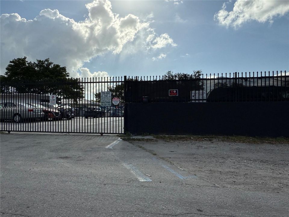 合同活跃: $1,700,000 (0 贝兹, 0 浴室, 0 平方英尺)