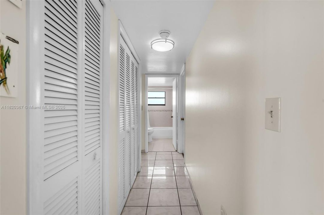 Недавно продано: $349,900 (2 спален, 2 ванн, 1175 Квадратных фут)