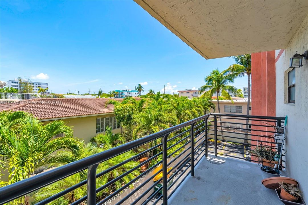 Недавно продано: $349,900 (2 спален, 2 ванн, 1175 Квадратных фут)