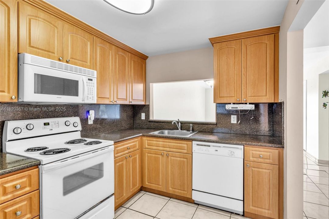 Недавно продано: $349,900 (2 спален, 2 ванн, 1175 Квадратных фут)