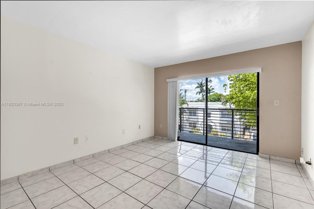 Недавно продано: $349,900 (2 спален, 2 ванн, 1175 Квадратных фут)