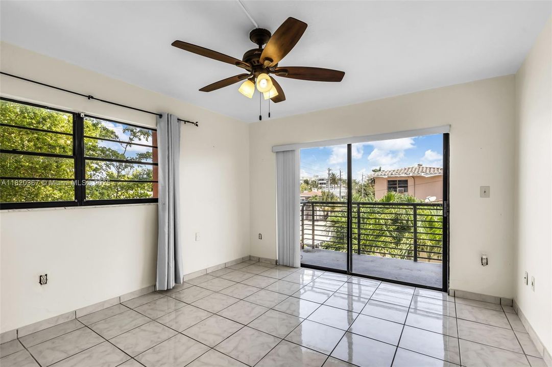 Недавно продано: $349,900 (2 спален, 2 ванн, 1175 Квадратных фут)