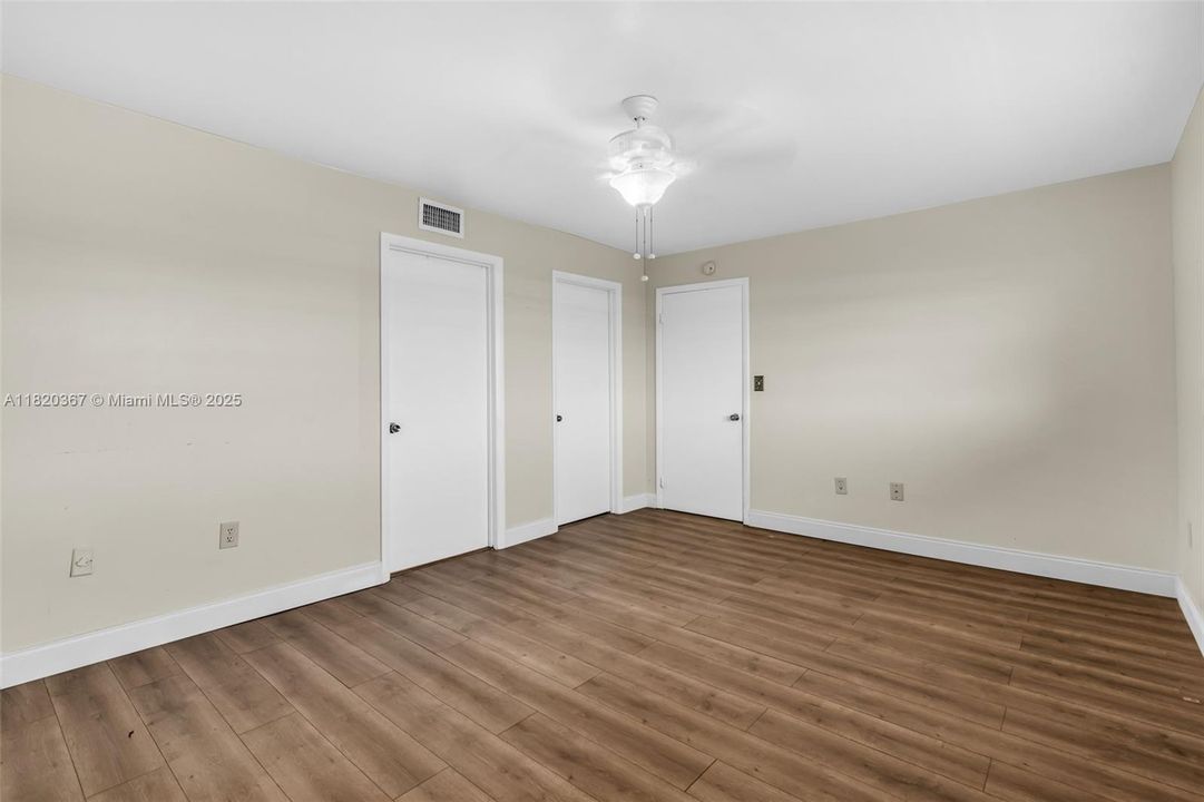 Недавно продано: $349,900 (2 спален, 2 ванн, 1175 Квадратных фут)