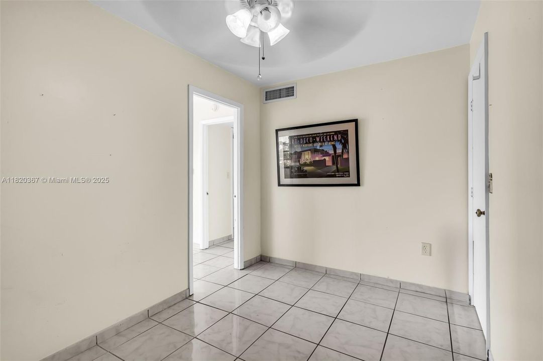 Недавно продано: $349,900 (2 спален, 2 ванн, 1175 Квадратных фут)