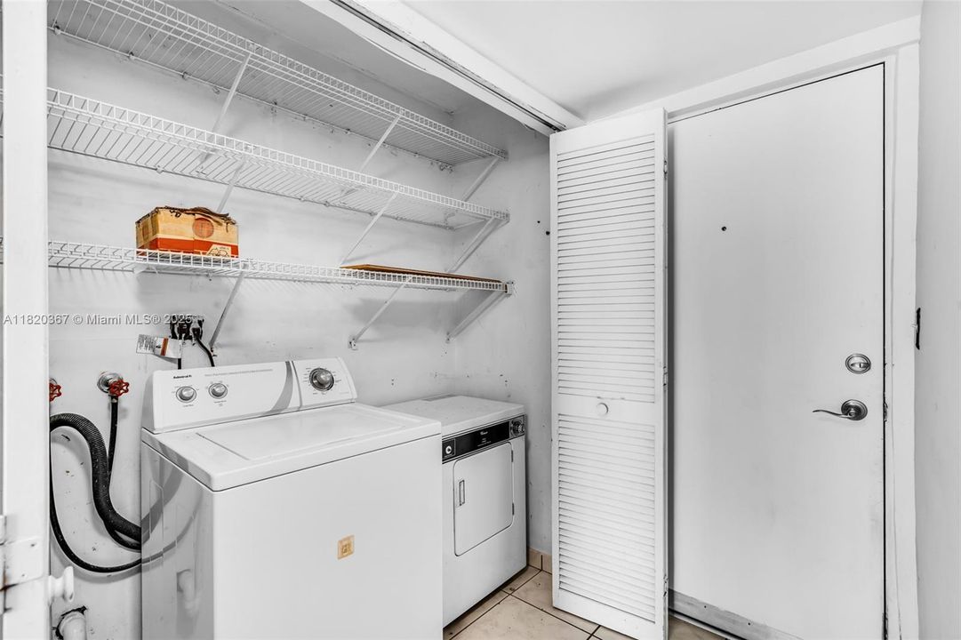 Недавно продано: $349,900 (2 спален, 2 ванн, 1175 Квадратных фут)