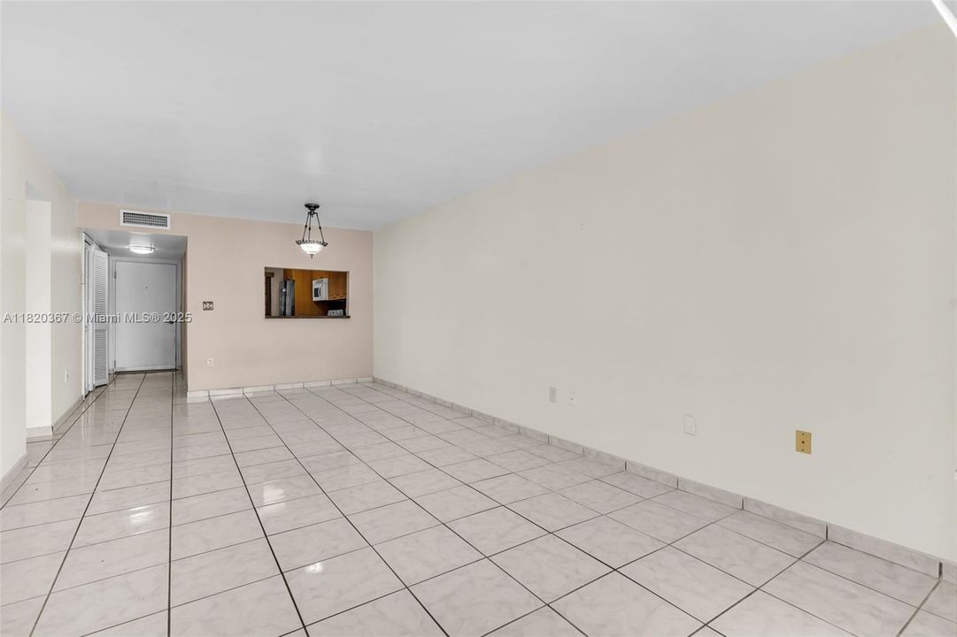 Недавно продано: $349,900 (2 спален, 2 ванн, 1175 Квадратных фут)