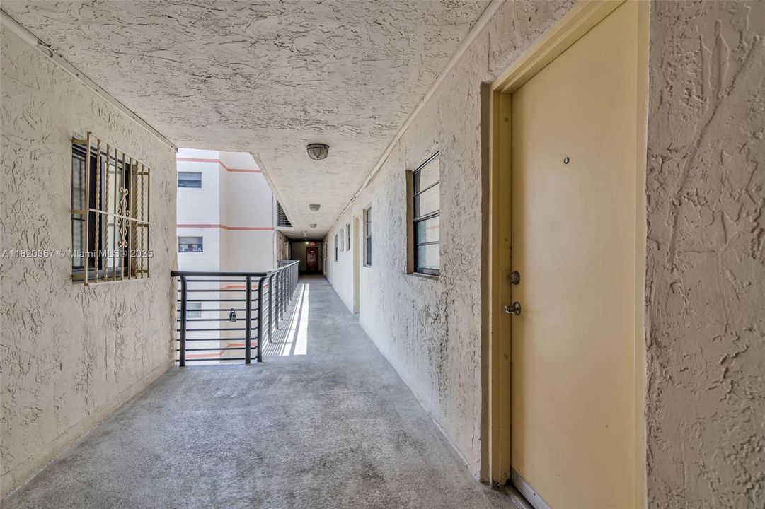 Недавно продано: $349,900 (2 спален, 2 ванн, 1175 Квадратных фут)